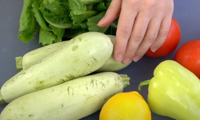 Рецепт вкусных кабачков, напоминающих грибы. Фото: скриншот YouTube