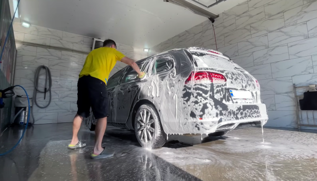 Українським водіям заборонили мити авто. Фото: YouTube