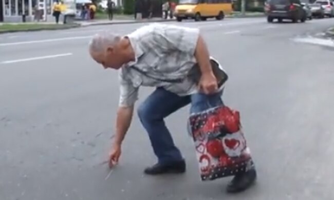 Какие предметы не стоит подбирать на улице и почему. Фото: скриншот Youtube-видео
