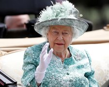 Елизавета II в панике бежит из Букингемского дворца: что случилось