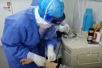 Лечение от COVID-19 в Украине обходится в десятки тысяч гривен. Фото: скриншот YouTube