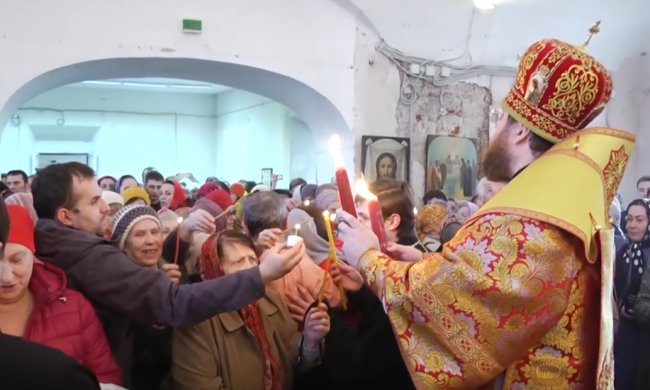 Людей пригласили в храм вопреки карантину. Фото: youtube