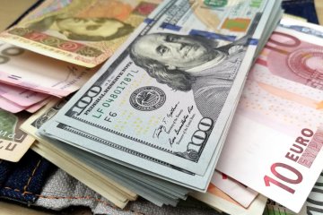 Украинцев предупредили, что делать со сбережениями в долларах и евро, фото: Факты
