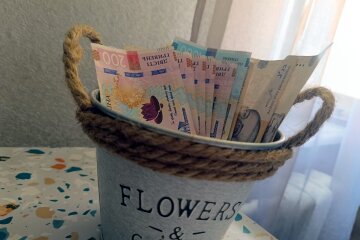 Українці можуть оформити виплати до Дня народження. Фото: СТІНА