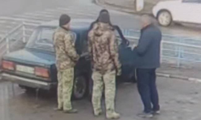 Вручення повістки. Фото: скріншот YouTube-відео