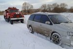 Буксирування авто, що застрягло. Фото: ДСНС України