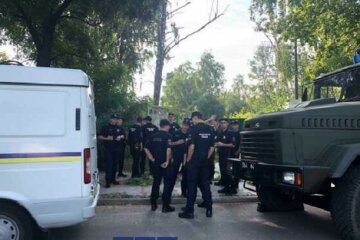 Скандал с «охотниками на детей»: площадку под МВД зачистили от игрушек, принесенных в память о погибшем мальчике