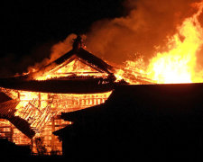 В Японии разыгралась огненная трагедия: горит замок Сюри, наследие ЮНЕСКО беднеет