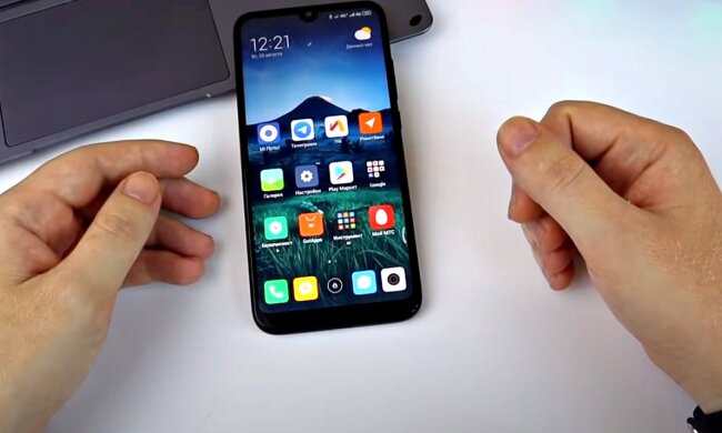 Смартфон. Фото: скриншот Youtube-видео