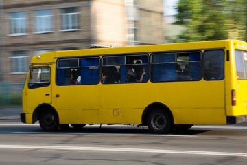 Мужика переклинило: водитель маршрутки разнес ногами палатки торговцев. Видео «взорвало» сеть