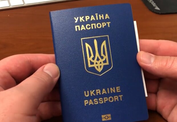 Паспорт Украины  Фото: скриншот YouTube-видео