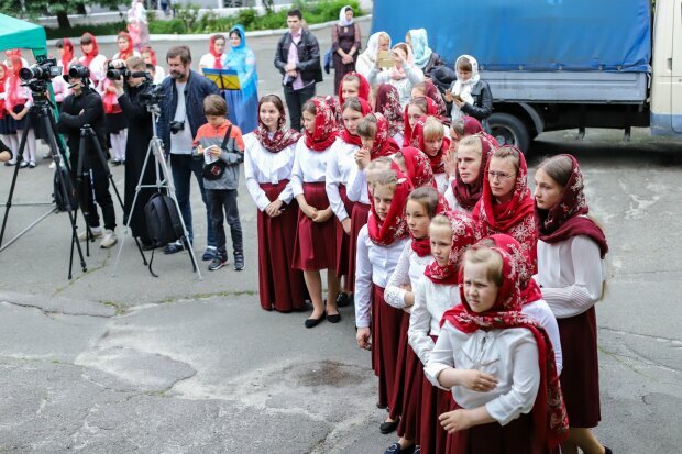 Велика благодійна акція УПЦ: 200 дітей з різних куточків України прибули до Лаври на гала-концерт