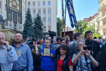 Верующие УПЦ передали Верховной Раде и Президенту обращение и 2 законопроекта