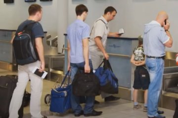 Туристы в аэропорту. Фото: скриншот YouTube