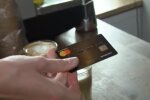 Банківська карта. Фото: скріншот YouTube-відео