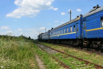 Возле Львова вспыхнул поезд: пассажирам пришлось тушить и таскать воду из озера. Фото и видео