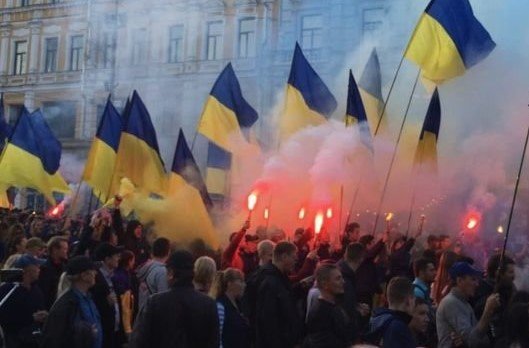 Главное 14 октября: в центре Киева зажгли фаеры, из «ДНР» массово выезжают в Украину, погода будет меняться, субсидии по-новому