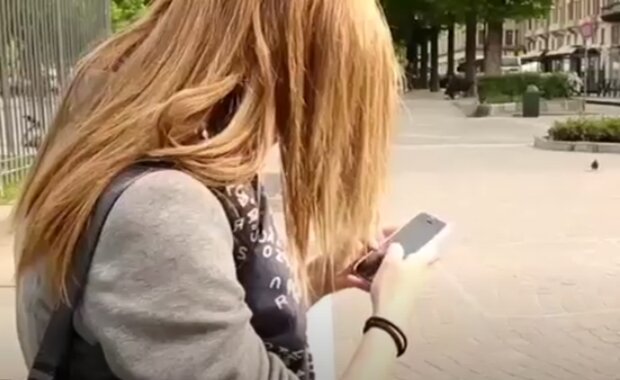 Подросток с мобильным телефоном. Фото: скриншот YouTube-видео