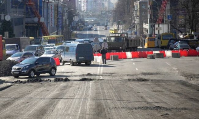 Многострадальный мост в Киеве снова перекроют: у водителей лопается терпение