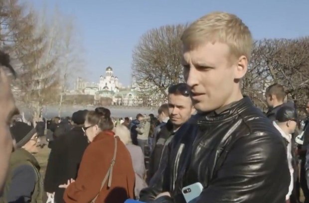 Российский провокатор назвал верующих «бесноватыми». Удар в челюсть — он на полу. Видео