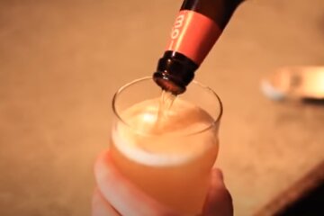 Стало известно, почему опасно пить пиво в жару. Фото: скриншот YouTube