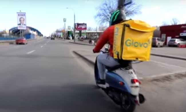 Доставщик еды. Фото: скриншот YouTube