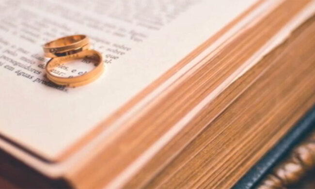 Подружжя. Фото: youtube.com