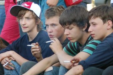 В Боярке озверевших подростков, которые били врачей скорой, успокаивал наряд полиции со слезоточивым газом. Видео