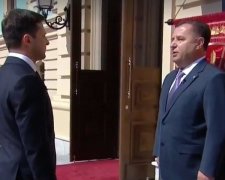 Глава Минобороны Полторак пожал руку Зеленскому и подал в отставку