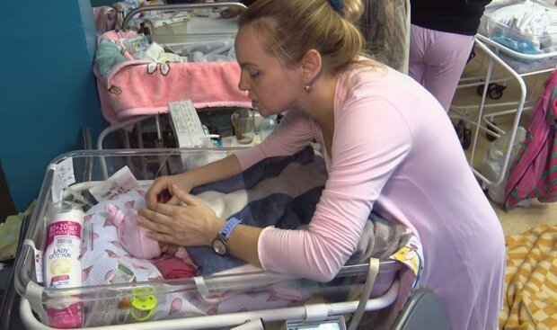 Мама з новонародженим в укритті. Фото: скріншот YouTube-відео
