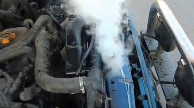 Двигатель закипел. Фото: скриншот Youtube