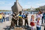 малюки засновники Києва Поштова площа скульптура