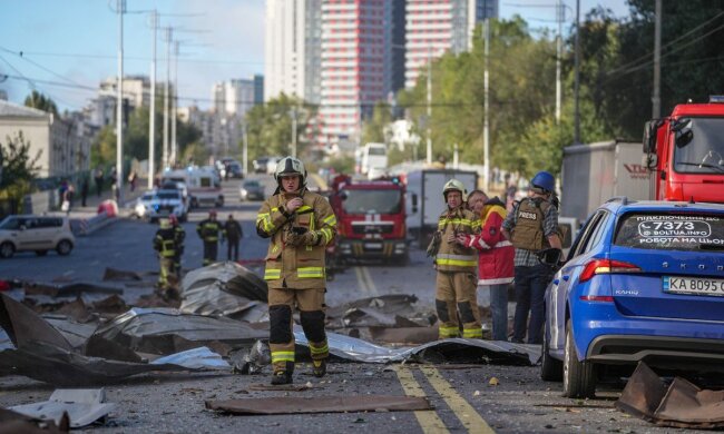 Наслідки ракетних ударів рф по Києву. Фото: ДСНС України