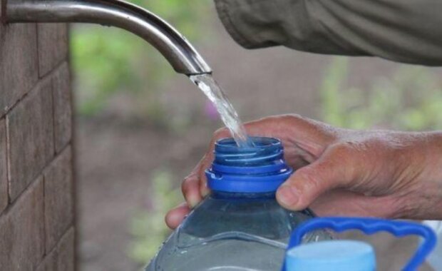 Лучше не рисковать, пить это опасно: киевлян предупредили о качестве воды