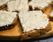 Рецепт вкусной казацкой намазки на хлеб из сала и чеснока. Фото: YouTube
