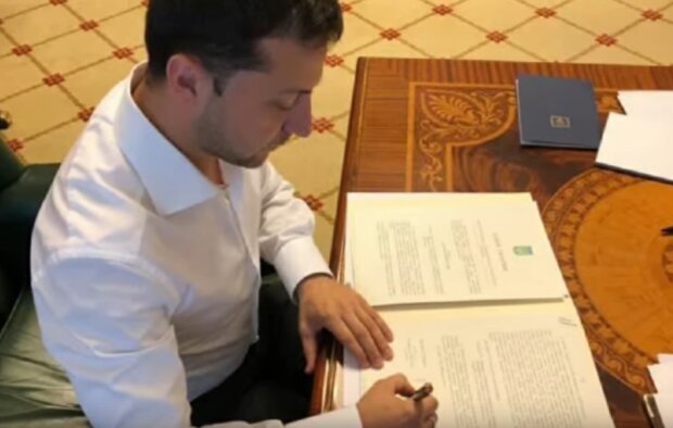 Зеленский подписал роковой закон. Фото: скрин youtube