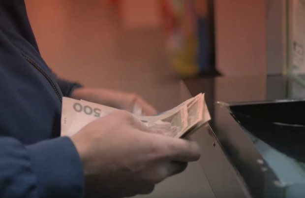 Банки требуют выплат по кредитам несмотря на запрет НБУ. Фото: скриншот YouTube