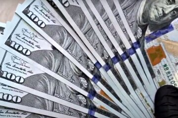 Доллары США. Фото: скриншот Youtube-видео