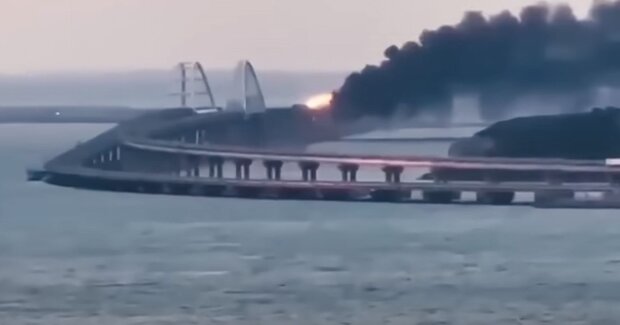 Пожар на Крымском мосту. Фото: скриншот YouTube-видео