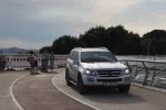 Катался с губастой девочкой по "стеклянному мосту" в Киеве: появилось видео из салона мажорного Мерседеса