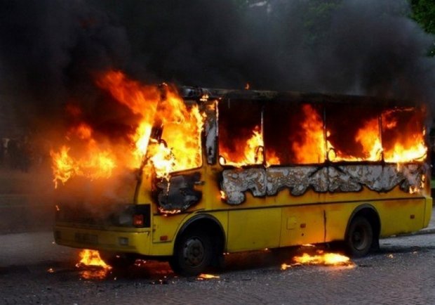ЧП с маршруткой случилось под Киевом: огонь охватил весь салон (фото)