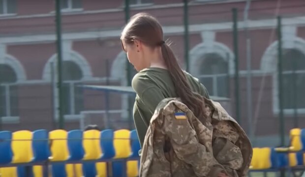 Женщина в армии. Фото: YouTube, скрин