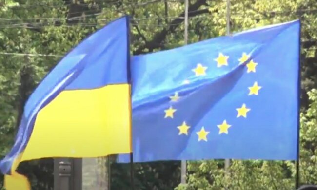 Прапор України та Прапор ЄС. Фото: YouTube, скрін