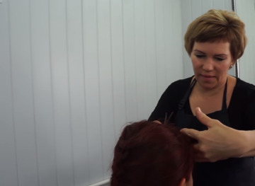 В Нидерландах парикмахер сделала "защитный" костюм из зонта. Фото: скриншот YouTube