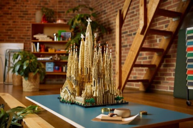 Деталі набору LEGO Саграда Фамілія — 12 060 елементів