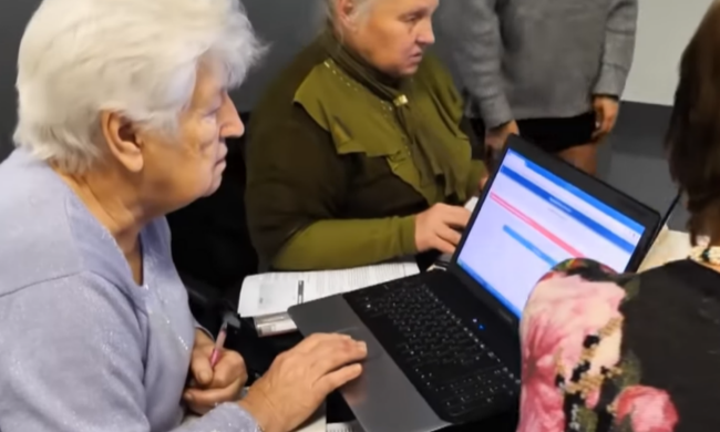 Пенсію зі Ощаду та Привату потрібно перекласти на Укрпошту – інструкція від ПФУ. Фото: Telegram