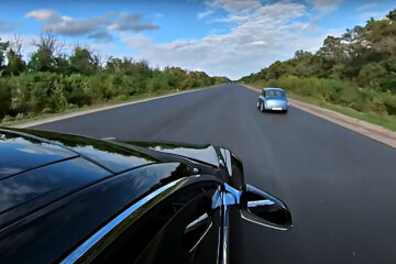 Соревнования "Теслы" и "Запорожца". Фото: скриншот YouTube-видео.