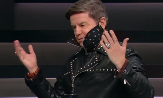 Карасев в маске. Фото: скрин youtube