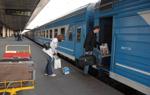 Пассажиры поезда Киев-Николаев вынуждены мокнуть под дождем прямо в вагоне
