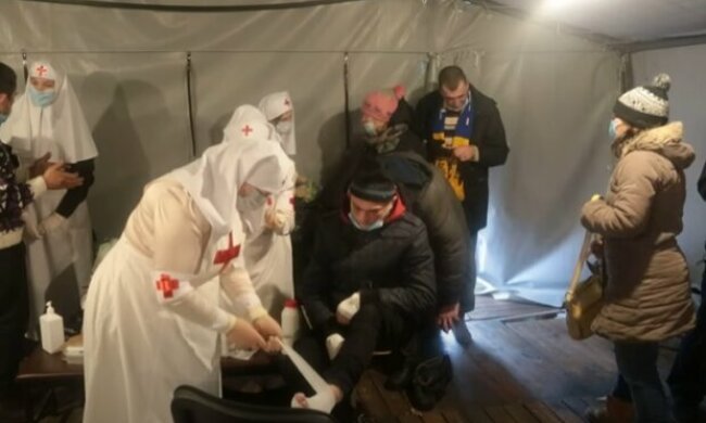 У столиці волонтери УПЦ облаштували пункт обігріву та нагодували безхатченків на Новий рік